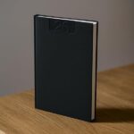 Agenda Giornaliera Delta Nera – Copertina Balacron Opaco, Carta Bianca, Sabato-Domenica Accoppiati, Stampa a Secco 15x21cm - immagine 3