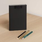 Agenda Giornaliera Delta Nera – Copertina Balacron Opaco, Carta Bianca, Sabato-Domenica Accoppiati, Stampa a Secco 15x21cm - immagine 5
