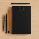 Agenda Giornaliera Delta Nera – Copertina Balacron Opaco, Carta Bianca, Sabato-Domenica Accoppiati, Stampa a Secco 15x21cm - immagine 6