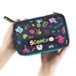 COMIX Scomix by Sio - Astuccio Scuola, Astuccio 3 Scomparti per Bambini e Ragazzi, con Set Cancelleria Incluso, 5 Etichette Adesive Portanome e Pratiche Chiusure a Zip, 20 x 13H x 7 cm, Blu - immagine 3
