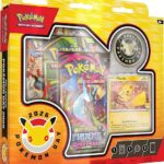 Collezione Pokémon Day 2026 del GCC Pokémon (una carta promozionale olografica, una moneta e tre buste di espansione), Edizione in Italiano
