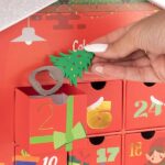 Colourbook - Calendario dell’Avvento 2025, Edizione Fabbrica degli Elfi, 24 Sorprese Esclusive e Utili, Scatola Rigida da Collezione con Cassetti, Idea Regalo Creativa per Natale - immagine 6