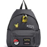 EASTPAK ZAINO POKEMON PATCHES DAY PAK'R 24 LITRI COLORE GRIGIO SCURO CON TOPPE CUCITE EDIZIONE LIMITATA 2025 TASCA LATERALE PORTA BORRACCIA E TASCA SUL RETRO CON CERNIERA