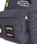 EASTPAK ZAINO POKEMON PATCHES DAY PAK'R 24 LITRI COLORE GRIGIO SCURO CON TOPPE CUCITE EDIZIONE LIMITATA 2025 TASCA LATERALE PORTA BORRACCIA E TASCA SUL RETRO CON CERNIERA - immagine 4
