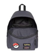 EASTPAK ZAINO POKEMON PATCHES DAY PAK'R 24 LITRI COLORE GRIGIO SCURO CON TOPPE CUCITE EDIZIONE LIMITATA 2025 TASCA LATERALE PORTA BORRACCIA E TASCA SUL RETRO CON CERNIERA - immagine 6
