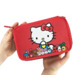 HELLO KITTY - Astuccio Scuola Ufficiale Hello Kitty, Astuccio 3 Scomparti Bambino e Bambina con Set Cancelleria, Penna Cancellabile Blu e Pratica Chiusura a Zip, 20x13Hx7 cm - immagine 3