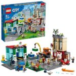 LEGO City Centro Città con Autolavaggio, Moto, Bici e Camion Giocattolo, Piattaforme Stradali e 8 Minifigure, per Bambini dai 6 Anni in su,