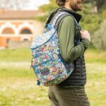 Legami - Zaino Termico Cooler Backpack, Tema Travel Stickers, Resistente, Termoisolante, Antigoccia, Capiente, Scomparto principale, Tasca centrale, 2 Tasche Laterali, 29 x 35 x 21 cm - immagine 9