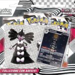 Pokémon: collezione con adesivi (Gothitelle) dell’espansione Scarlatto e Violetto - Fuoco Bianco del GCC (carta promozionale olografica e tre buste di espansione)