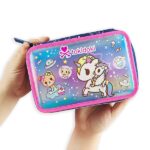 TOKIDOKI - Astuccio Scuola Ufficiale Tokidoki, Astuccio 3 Scomparti Bambina con Set Cancelleria, Penna Cancellabile Blu e Rossa ed Etichette Portanome Adesive, Pratica Chiusura a Zip, 20x13Hx7 cm - immagine 3
